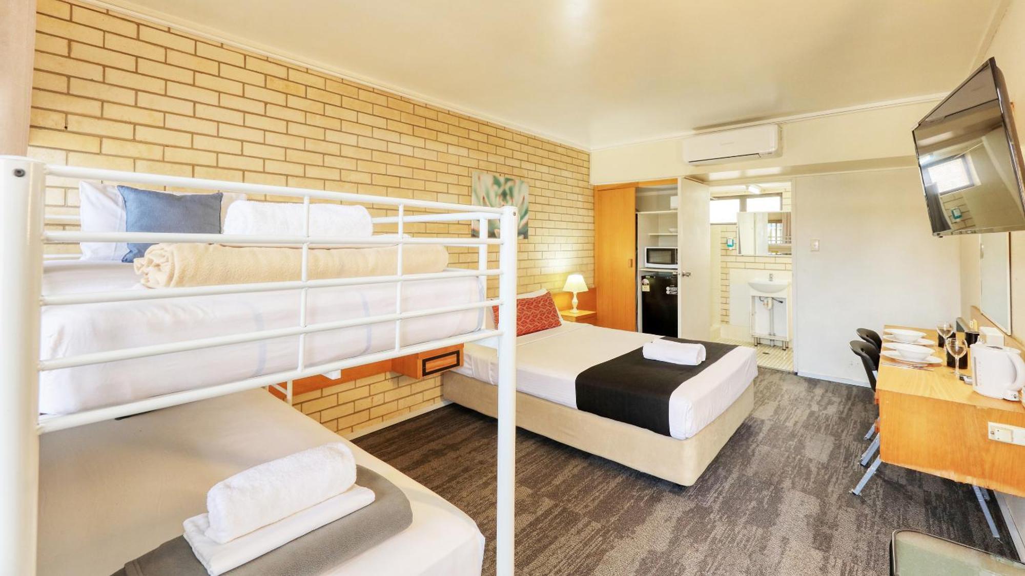 Tropical Gateway Motor Inn Rockhampton Esterno foto