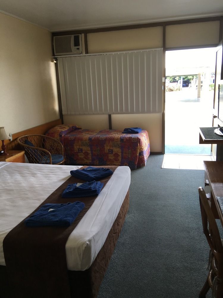 Tropical Gateway Motor Inn Rockhampton Esterno foto