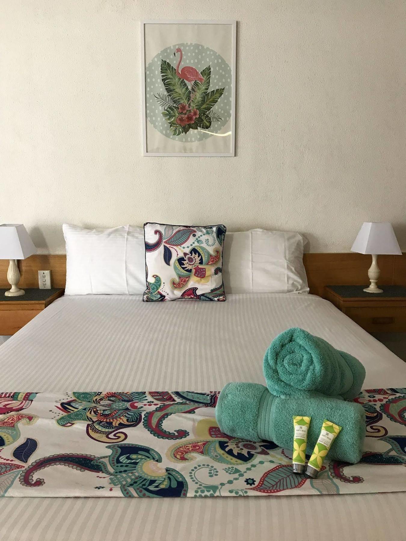 Tropical Gateway Motor Inn Rockhampton Esterno foto