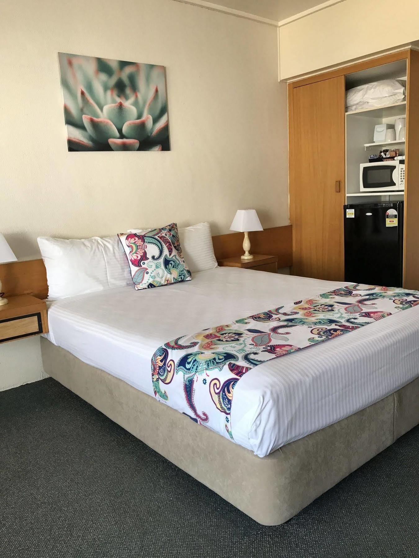 Tropical Gateway Motor Inn Rockhampton Esterno foto