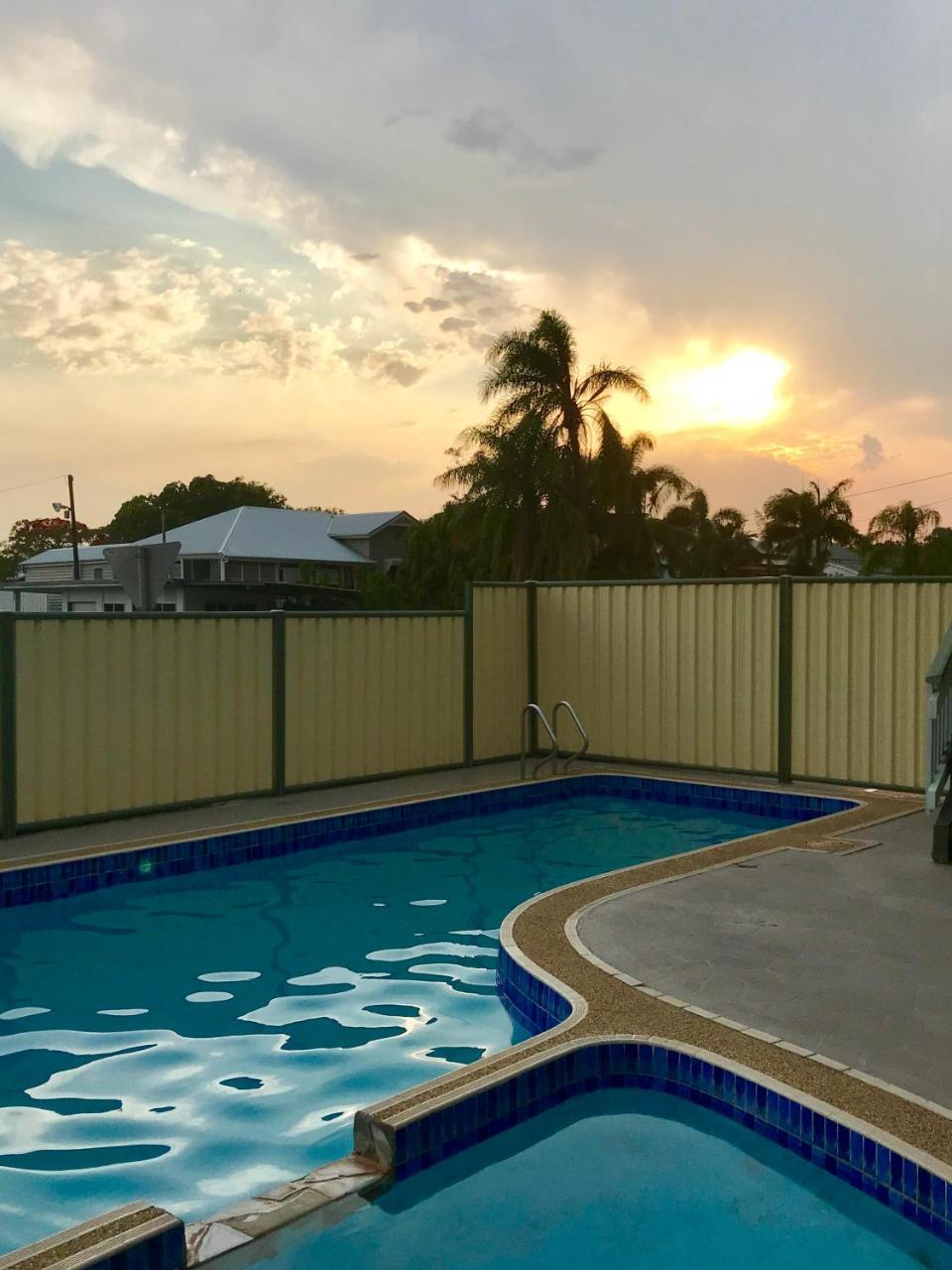 Tropical Gateway Motor Inn Rockhampton Esterno foto