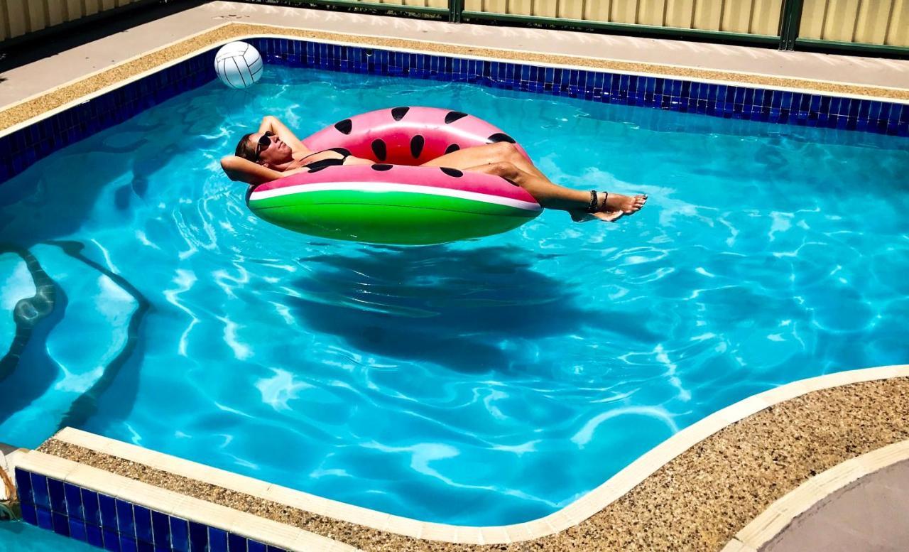 Tropical Gateway Motor Inn Rockhampton Esterno foto